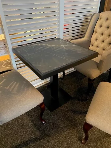 Uniek en handgemaakt  Tafelmodel met marmerlook (zwart frame) 50x50x74cm